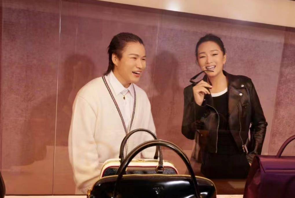 巩俐与张伟丽同框合照,皮衣黑裤气场好强,开怀大笑状态佳!