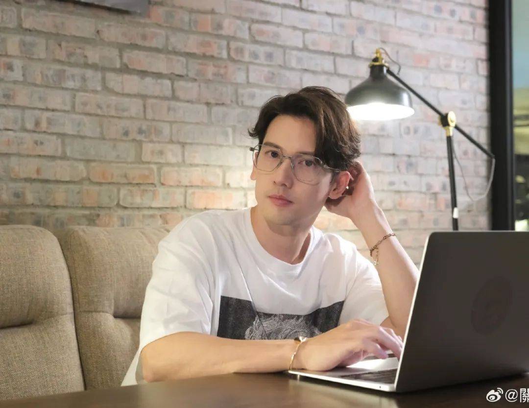 当他在《披荆斩棘的哥哥》中对着徐良一脸天真地说"我42啦,属猴,80年"