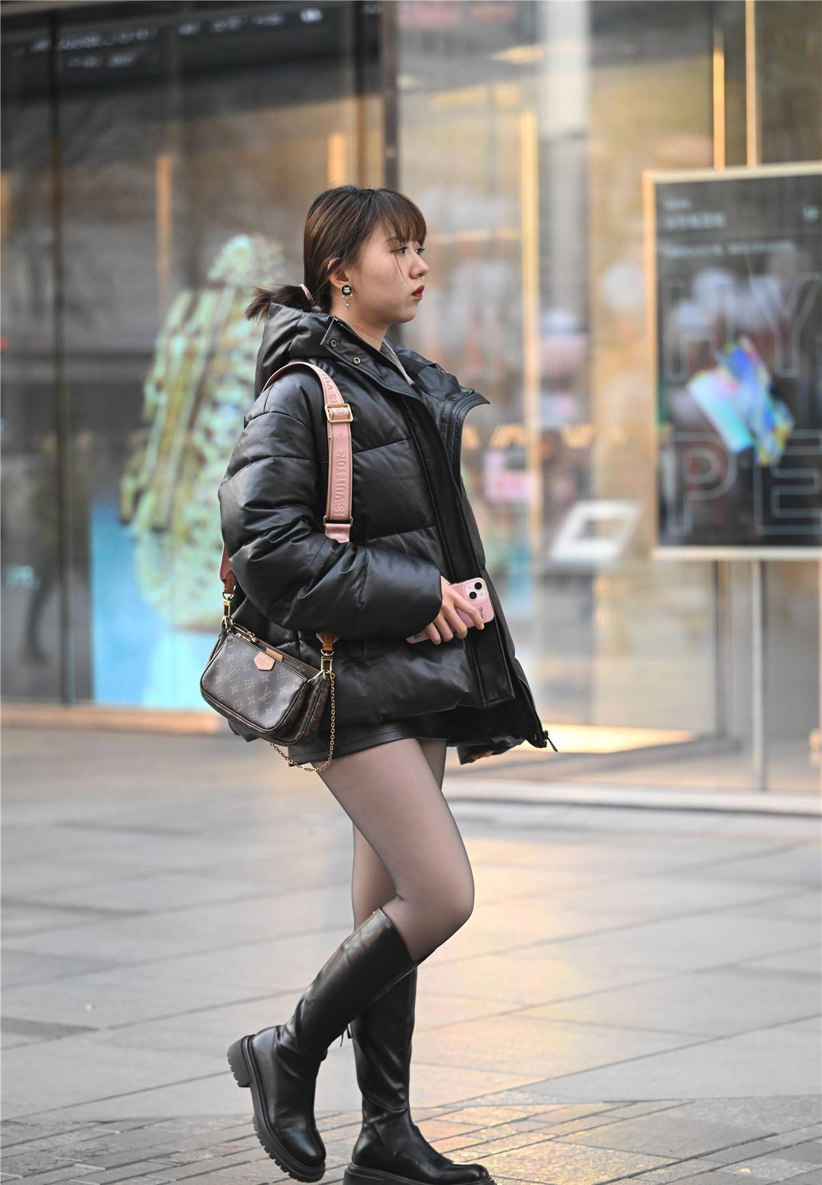 冬季里的丝袜搭配长靴,很经典的组合,却每个人都不一样_黑色_美女