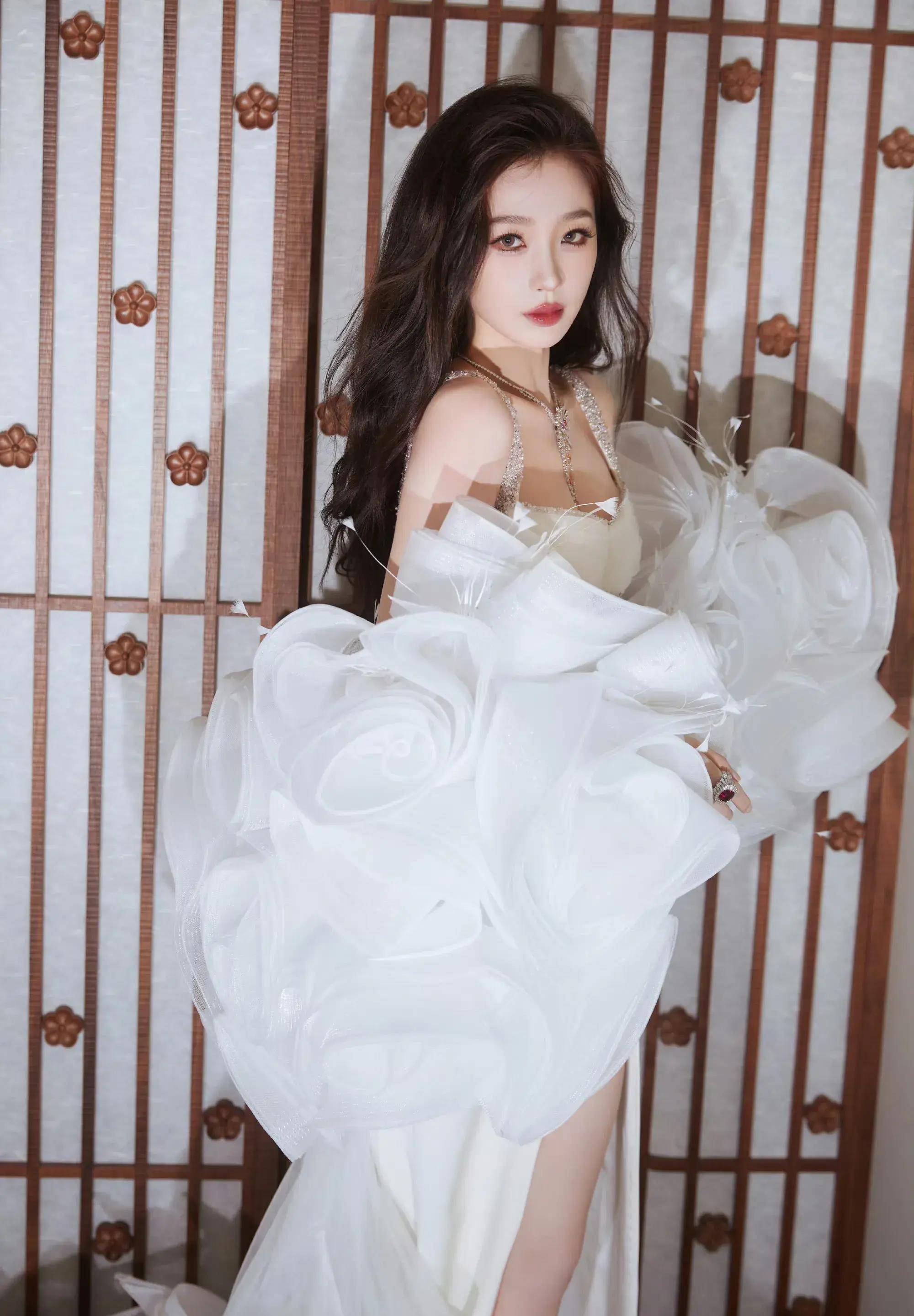 虞书欣gq盛典黑白两套造型 云朵白纱裙又纯又欲 蕾丝黑裙优雅高贵_美