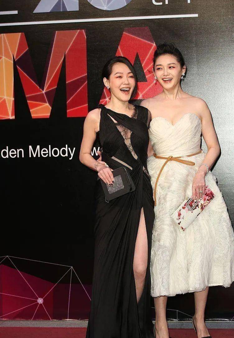 大s穿芭蕾舞短裙显得年轻,可惜腰比小s粗,但看上去比姐姐更有女人味