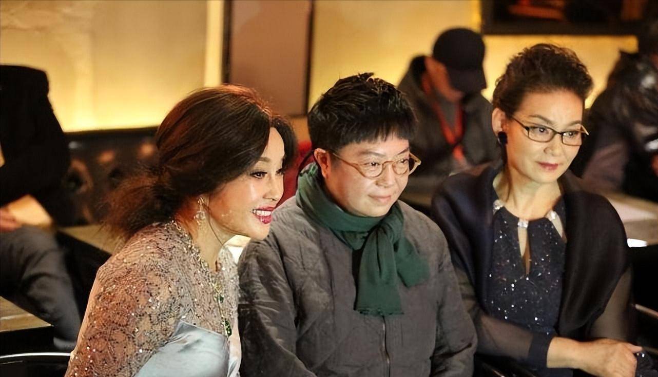 看完刘晓庆和潘虹的同一个镜头对比,我发现女人优雅老去才是真正的