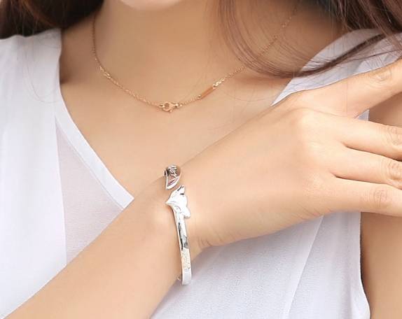 银手镯戴哪只手对女人更好?听内行人分析完,原来我一直带反了!