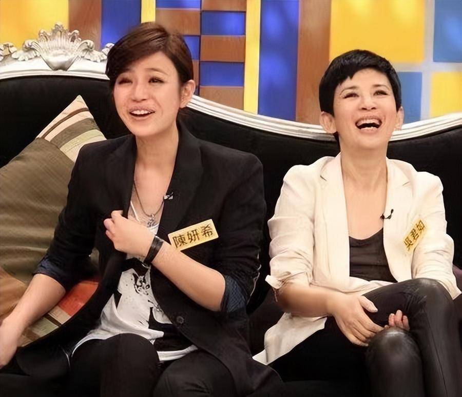 有一年,她参加《康熙来了》,被口无遮拦的吴君如爆料陈妍希其实特别放