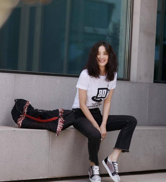 "灯笼腿"的紧身牛仔裤搭配白色短袖,宋佳变身摩登女郎!