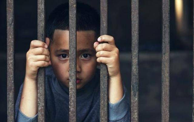 美国最狠魔鬼夫妻:对13名亲生子女进行囚禁,下毒手,毫无人性_孩子