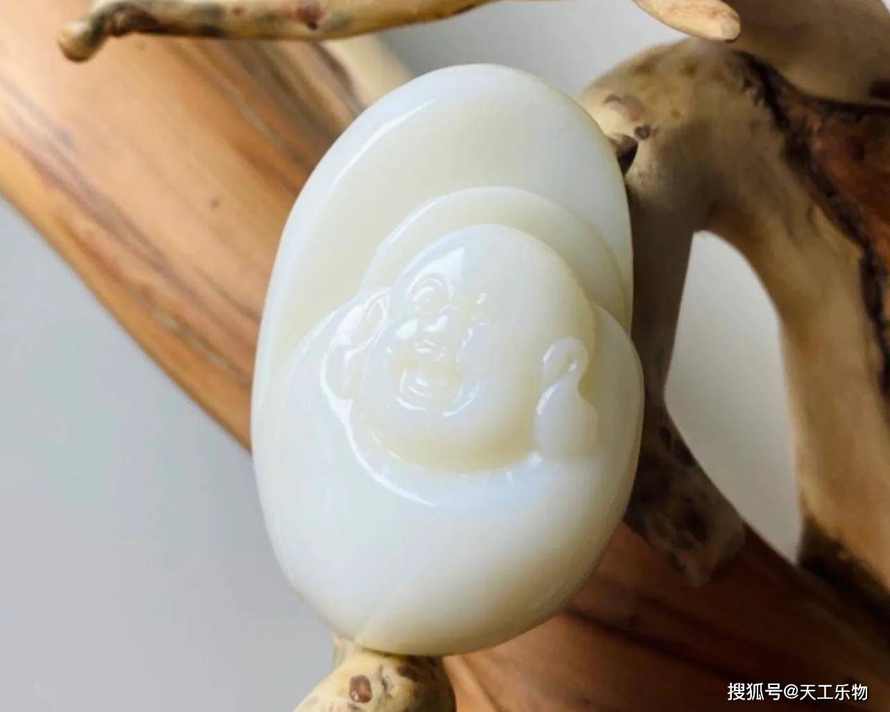 贵州出产的罗甸玉是广义和田玉名下的一种白玉山料,属于2020年和田玉