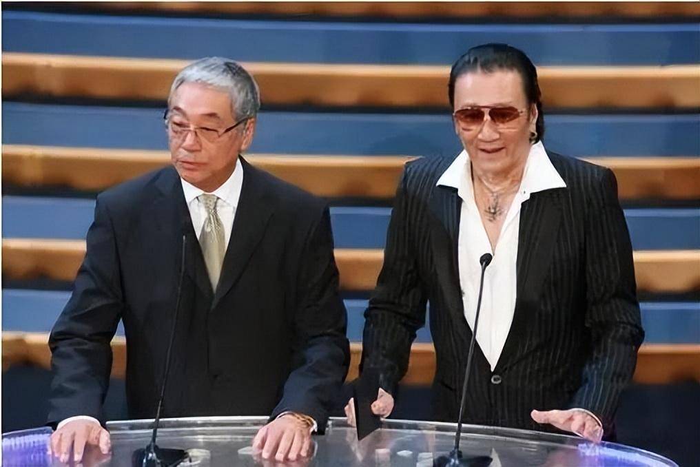 《4个小生去旅行》上——双方出现了一点小矛盾,谢贤还当众掌掴了曾江