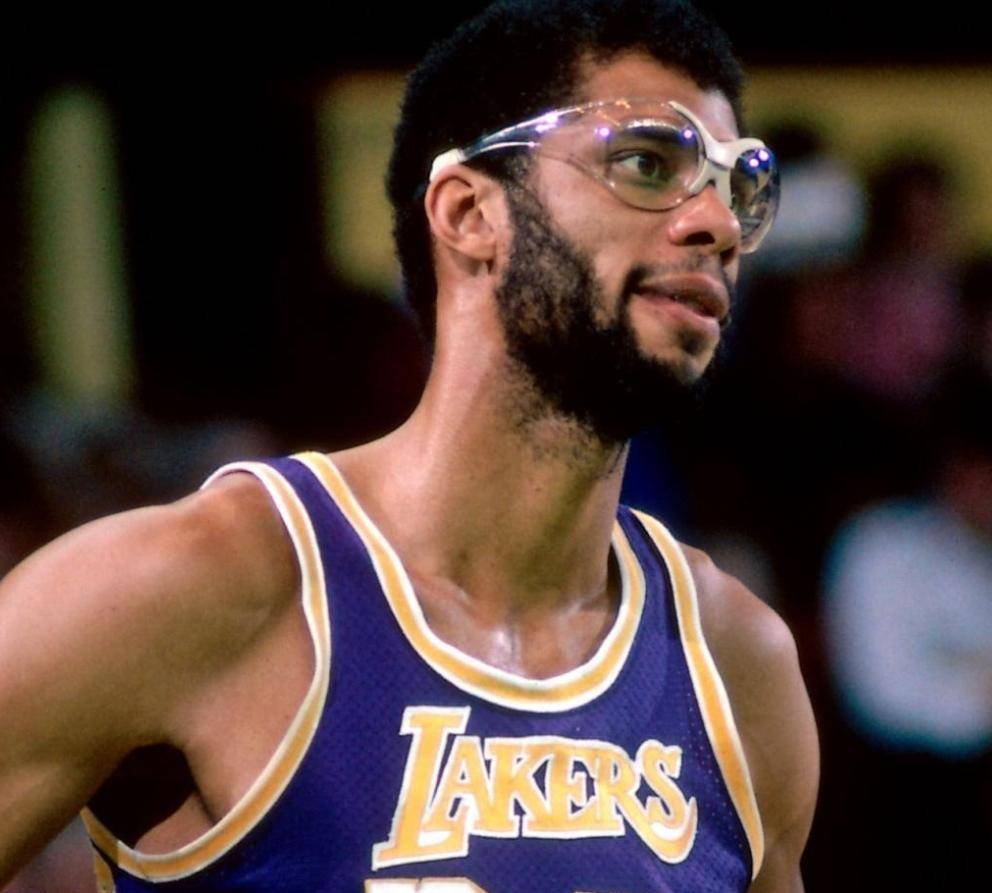 天勾贾巴尔为何当年选择离开雄鹿队加盟湖人队?球市大小的问题