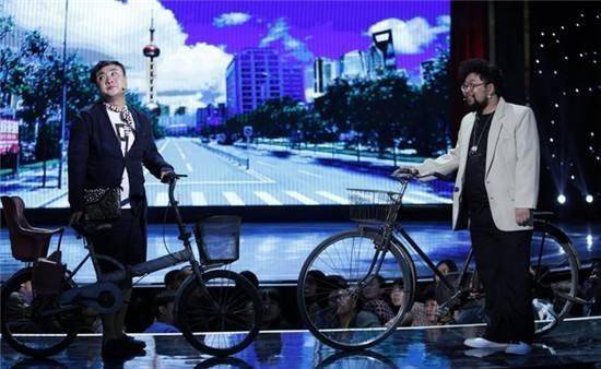 2016年,乔杉和修睿,娄艺潇在电视舞台联欢晚会上表演小品《快递小乔》