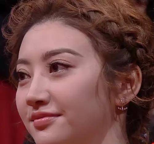 杨幂看上去十分奇怪,关晓彤胜在年轻_皮肤_状态_鱼尾纹