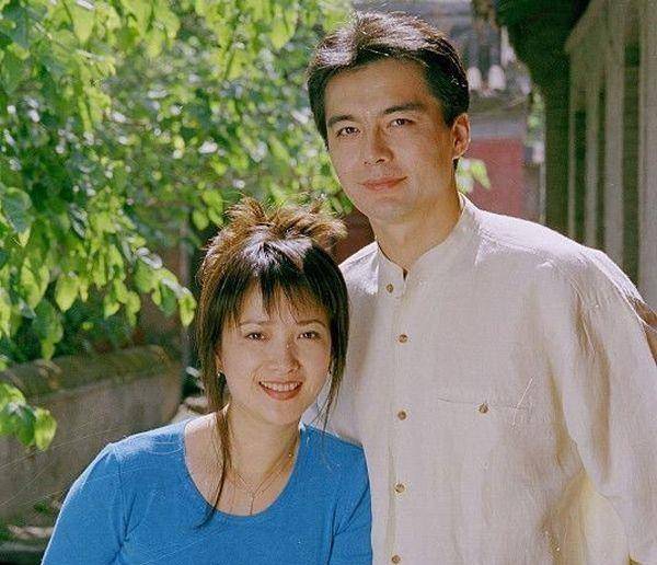 何晴和她的丈夫廖京生的照片非常幸福,以至于溢出了屏幕