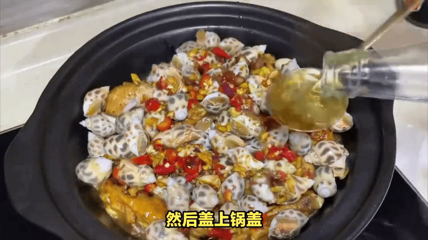 鹽焗花螺的做法:鹽焗花螺是一道美味的海鮮料理