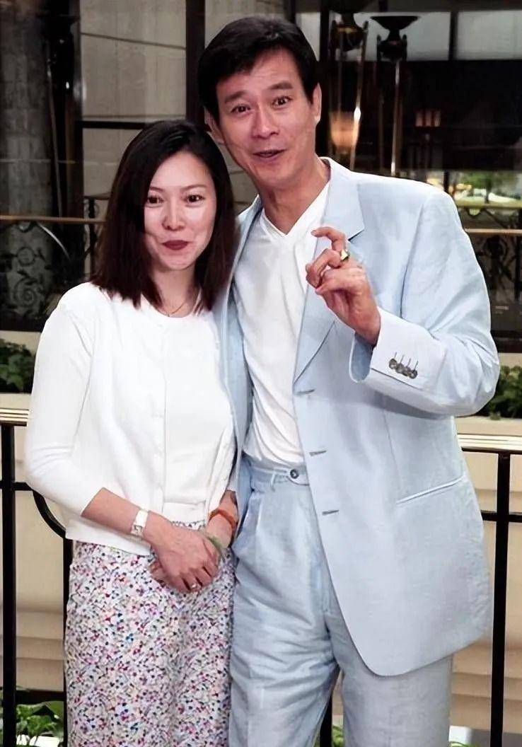 然而,角色生命中重要的,那就是他的第三任妻子官晶华,现在是一位时尚