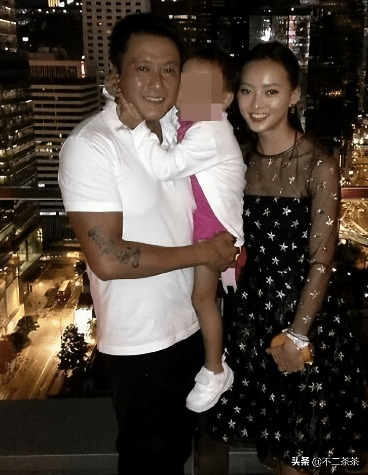 有网友猜文字发出人应该是魏骏杰的小娇妻张利华,但事后魏骏杰出面