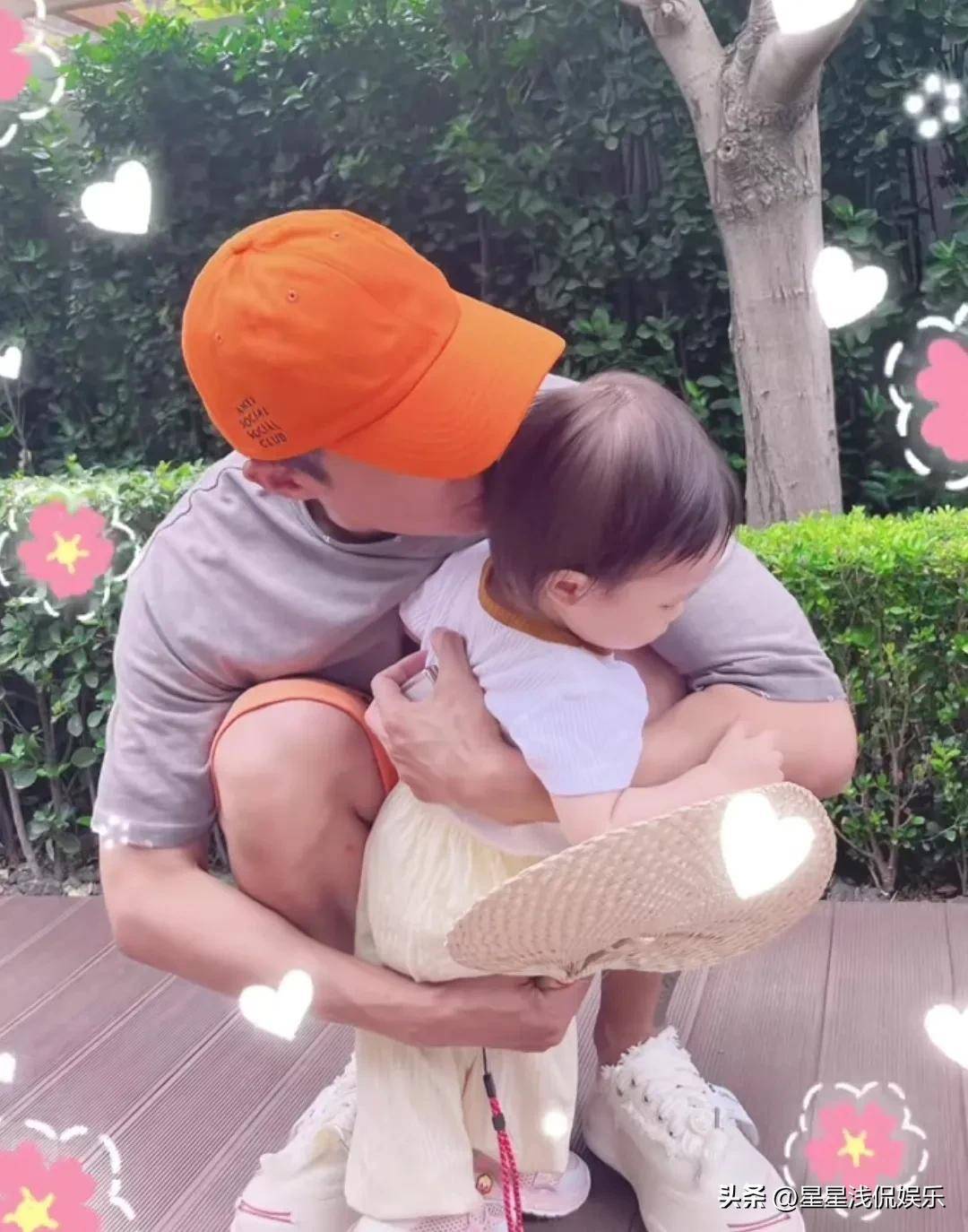 王灿晒女儿骑滑板车视频,小蛋饺白到发光,杜淳带娃拿扇子好贴心_孩子