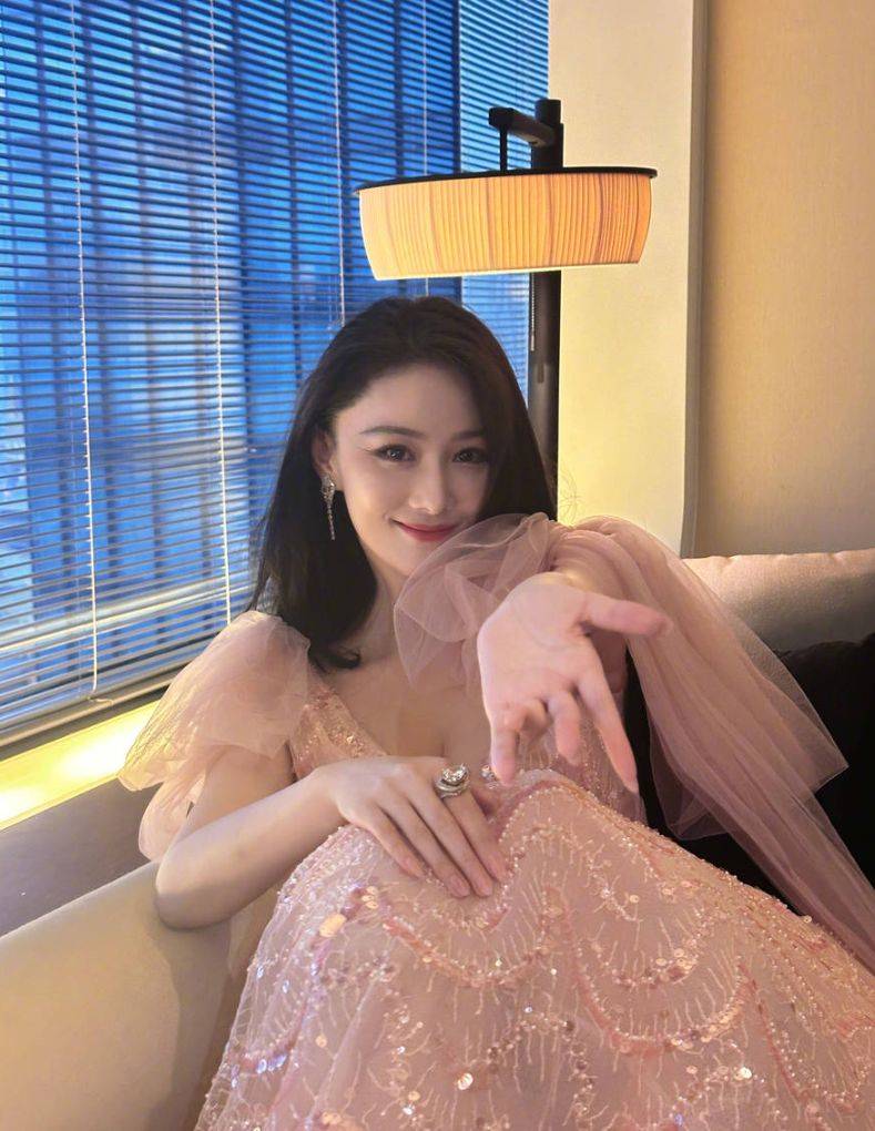 张馨予穿闪片粉裙好美 蜷缩在沙发上摆拍慵懒惬意_照片_一面_贴近生活