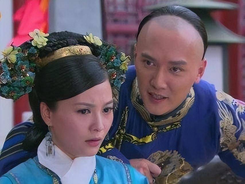 说起冯绍峰的第一任女友要数徐麒雯,两人在出演的《崛起》中,因为经常