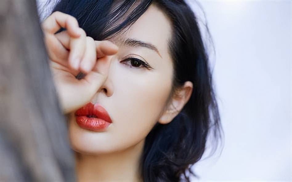 余男:娱乐圈的铁娘子,不畏挫折身价40亿,活出自我风采_经历_演艺事业