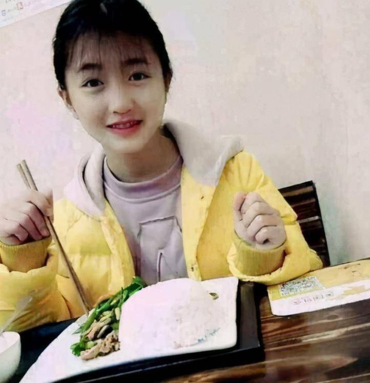 《变形计》中"神仙妹妹",受校园暴力无奈辍学,今成网红开直播_梁小悠