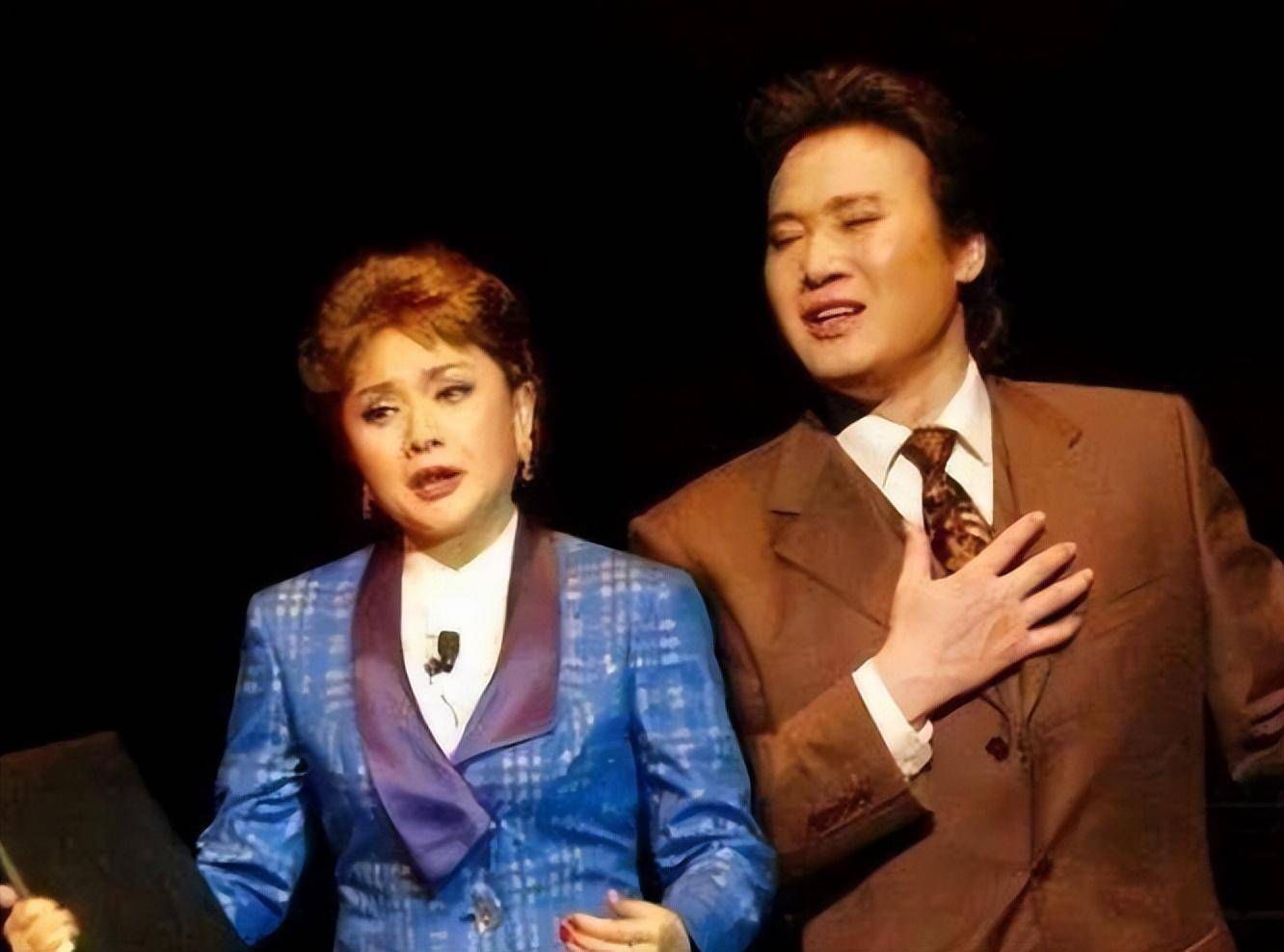 2002年,她跟著名指挥家李玉宁相恋,虽然他没有结过婚,但是他很温柔
