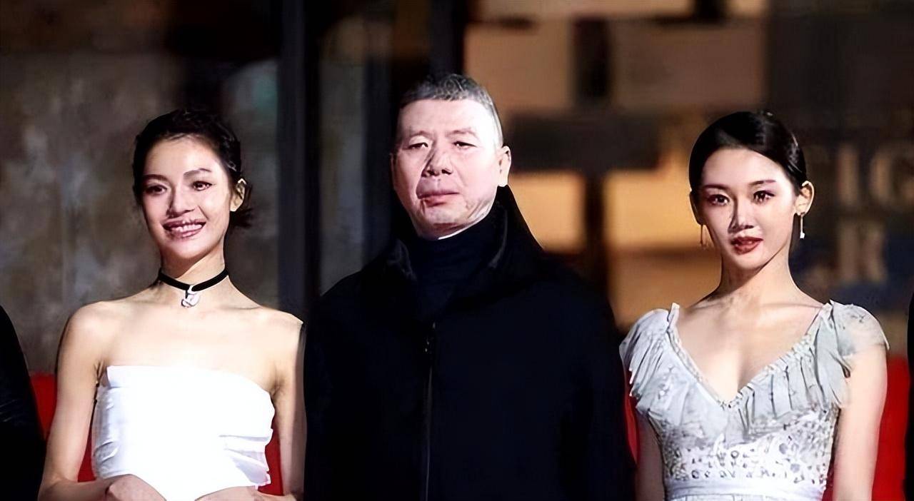 被冯小刚捧红,成龙接着捧,洪金宝等着捧,年纪轻轻就被大佬钟爱_钟楚曦