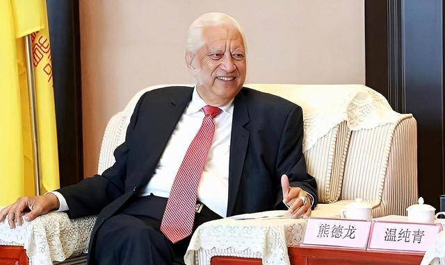 国门那一刻,他激动地流下了泪水,特地前往养父母的老家梅州去看望亲人