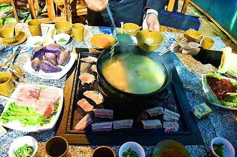 乐享云南 | 美食·丽江火塘火锅_味道_炭火_蔬菜