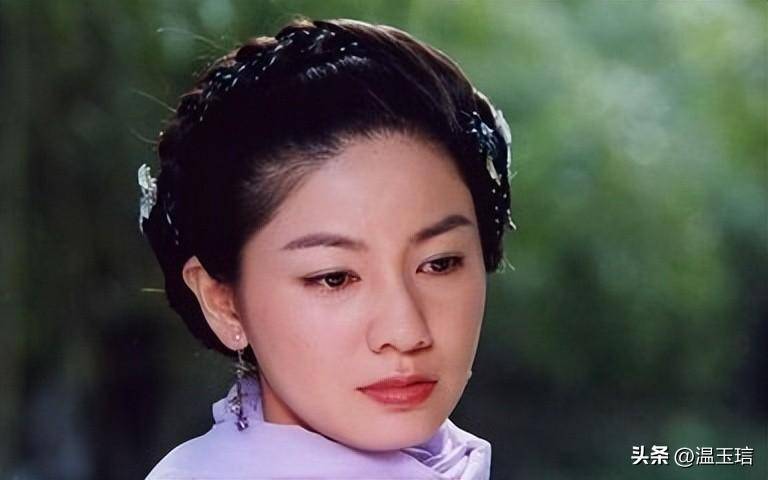 胡可开始接触演艺圈接拍影视剧,2001年胡可饰演了《快嘴李翠莲2》中的