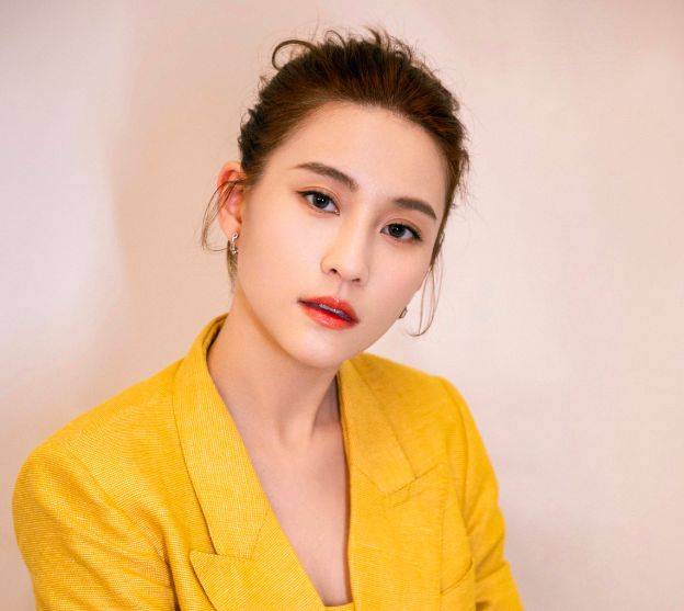 何超莲的外貌和时尚品味,她依旧是那位以高情商,高学历以及超群能力