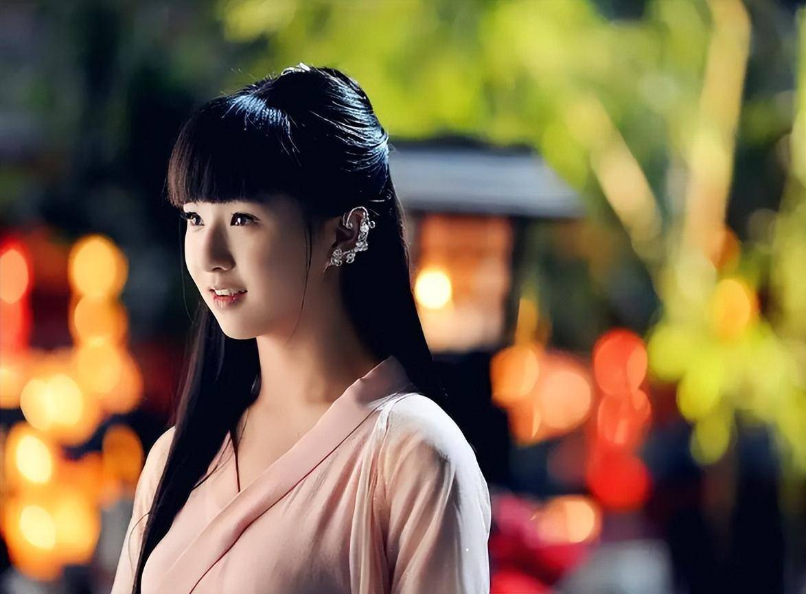 小彩旗国外生活惹担忧,舌头涂蓝脸色蜡黄,她的选择正确吗_杨丽萍_网友