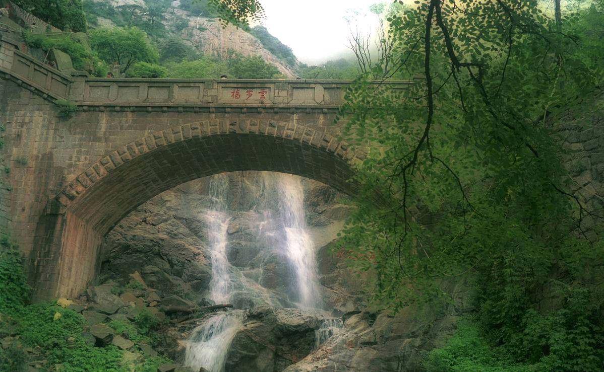 泰安市泰山云步桥:壮观的风景线