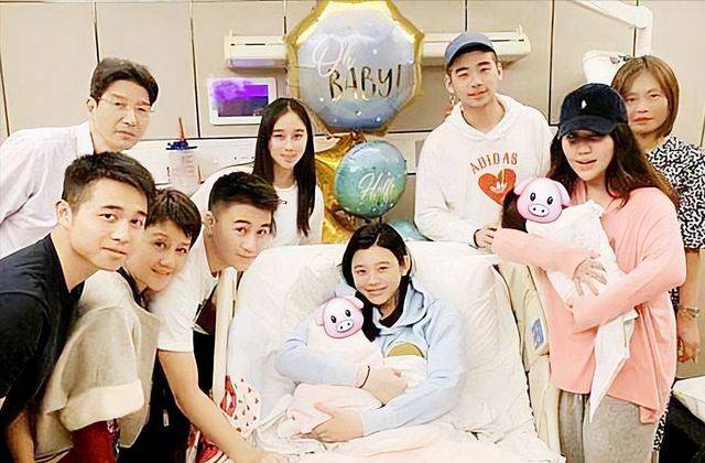 还有他始终没给奚梦瑶办婚礼,求婚时还安排在自家新开的商场,设计的