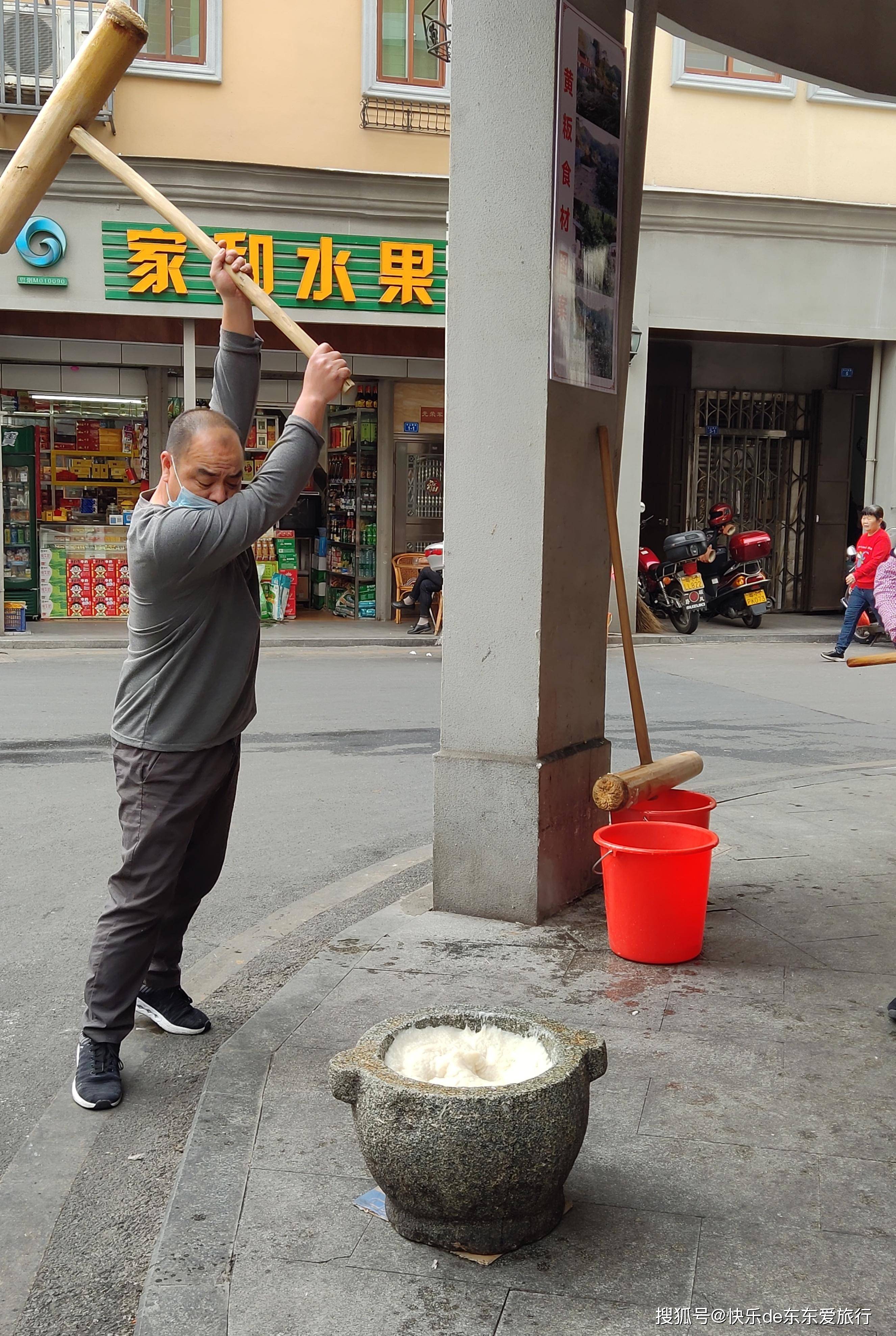 到梅州老城油罗街看人打糍粑_石臼_时间_客家人