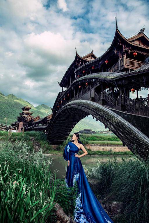 蒲花河的不二选择从镇上拾级而下,来到江边只见廊桥卓立于阿蓬江上