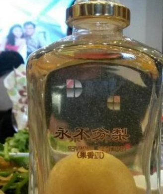 拳头大的梨子怎么完整放进白酒瓶？这操作很6，网友：智商被碾压(图4)