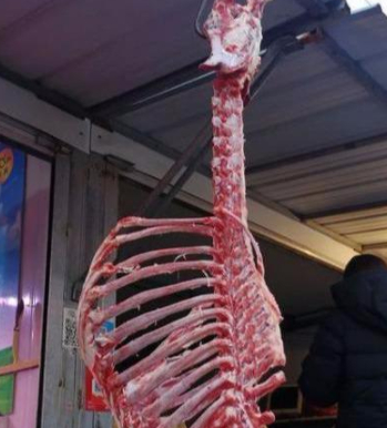 靠近这家店了吧,不过听吃货朋友说,要是把这两幅羊架子熬汤绝对一级棒