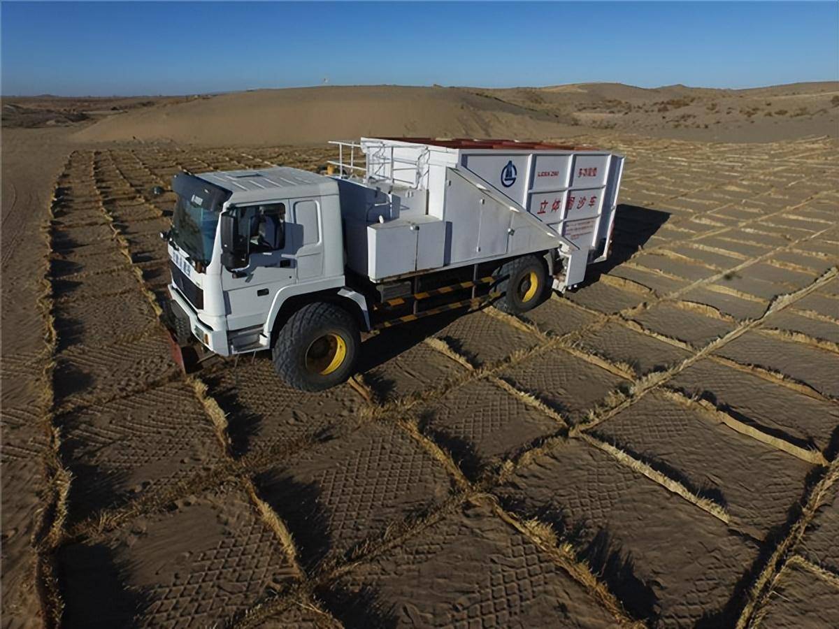 就像已经在甘肃实行的多功能固沙车,一天就可以使用秸秆编制成的草席