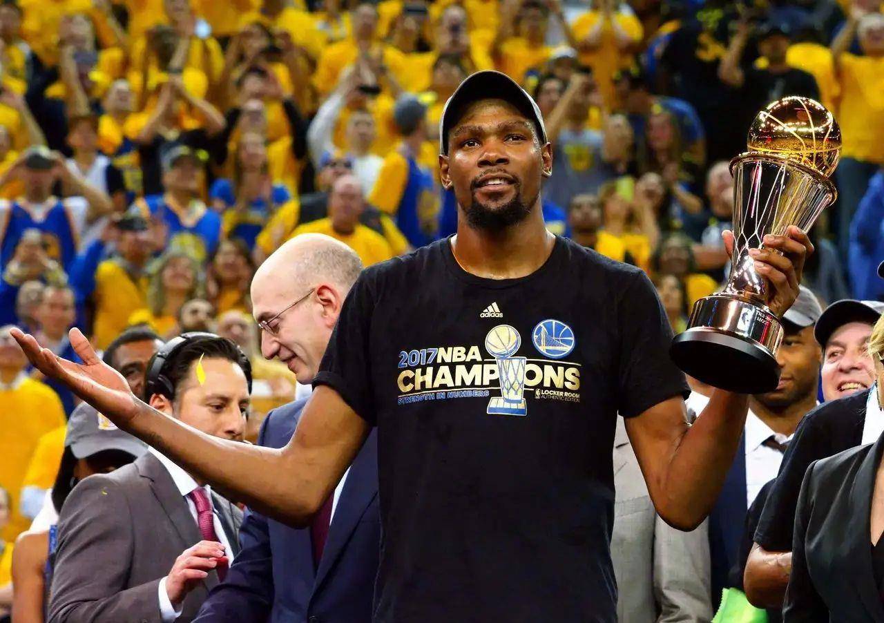 杜兰特在小时候面临身体素质的不足,为了追求职业篮球梦想,他付出了