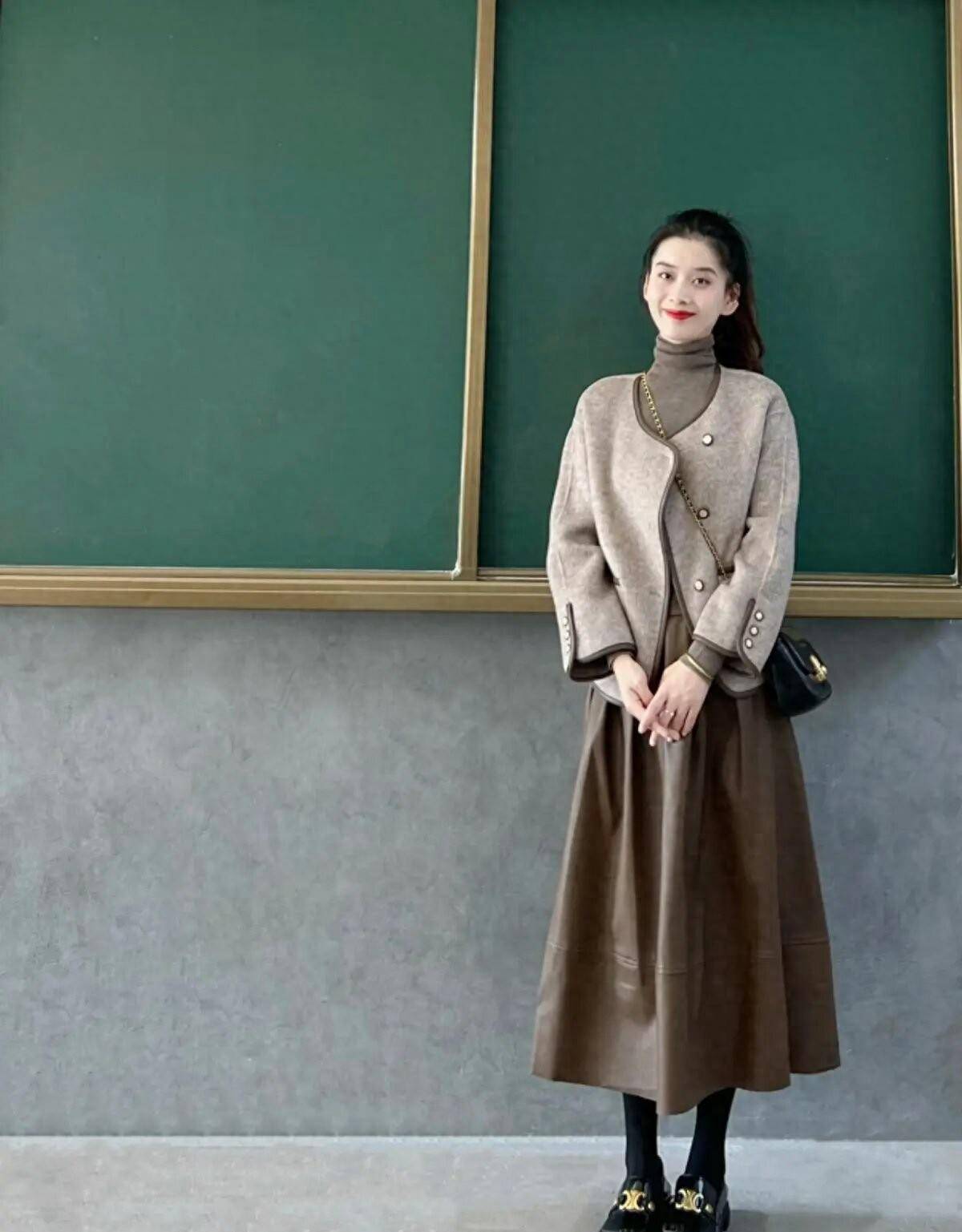 第一的配套短外套大方有礼,友善舒适是老师日常穿着的关键词.