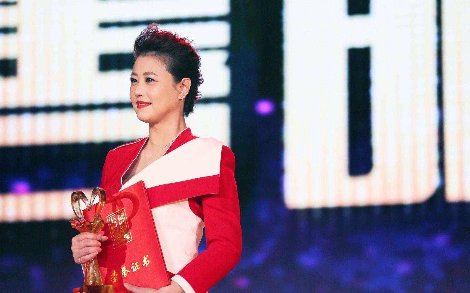 周海媚生前热衷公益活动 曾获评"年度慈善明星"_社会_北京_爱心