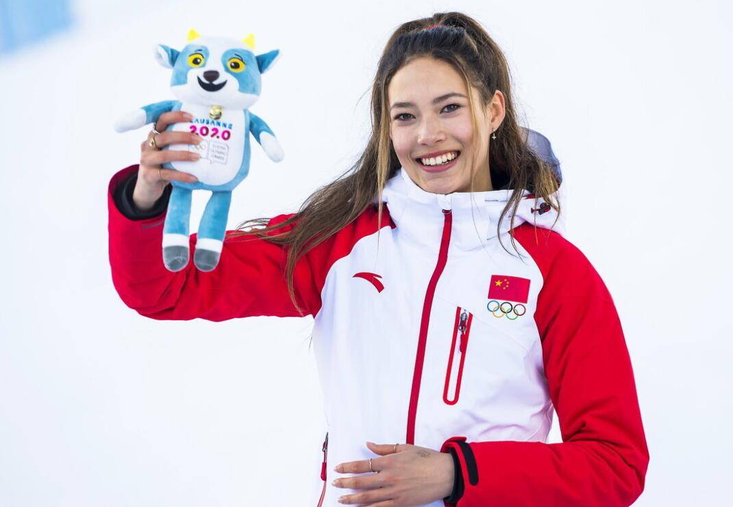 入籍运动员谷爱凌带伤出战,荣登冠军宝座,青蛙公主太神了!