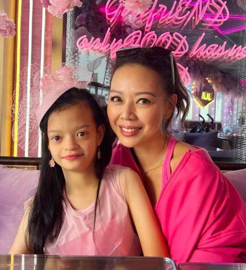 钟丽淇为13岁女儿庆生!