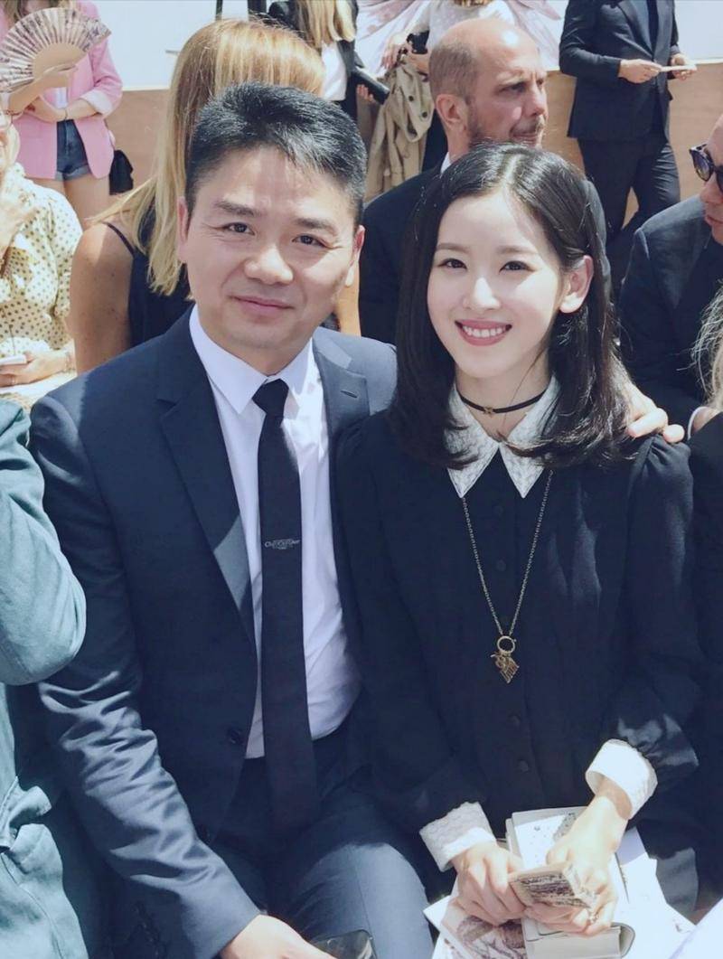 与大15岁章子怡合照,刚生完二胎配饰很抢眼_刘强东_网友_生活