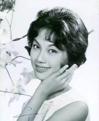 18岁闪婚,33年不认儿子,抢闺蜜男友,"作女"亦舒的狗血人生_郑佩佩