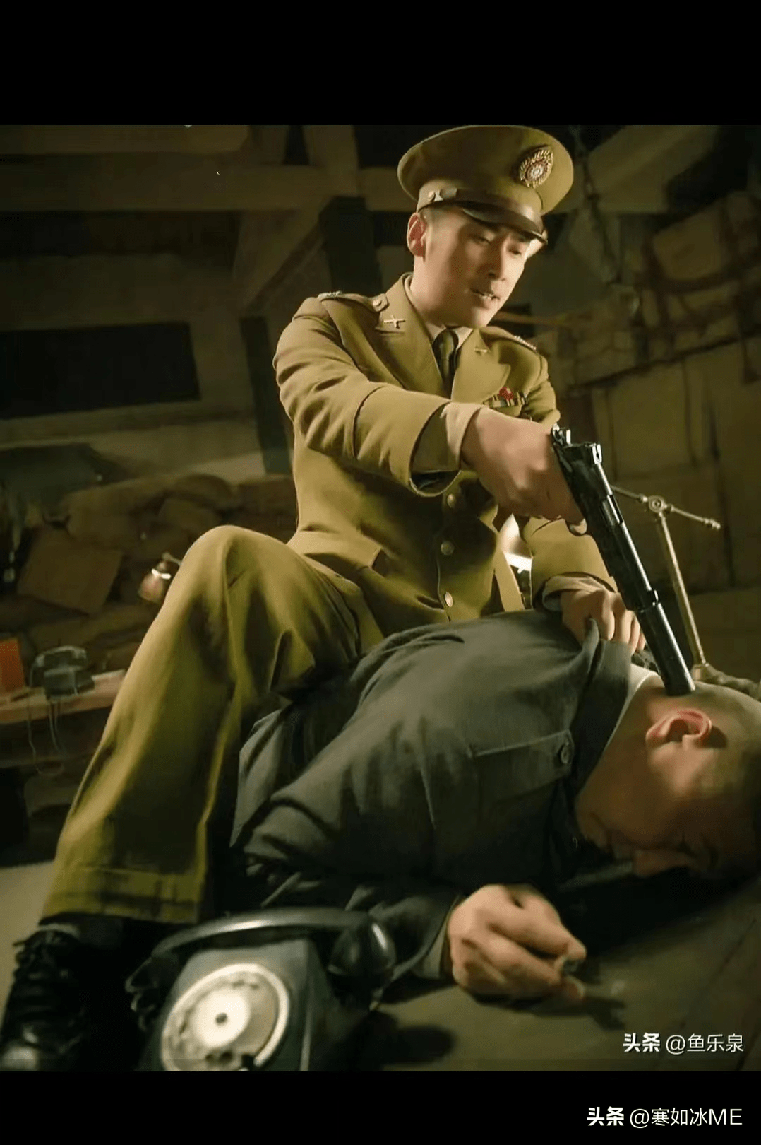 军统是穿军服,演电视剧穿起军服来好看,中统是穿中山装,在电视剧上也