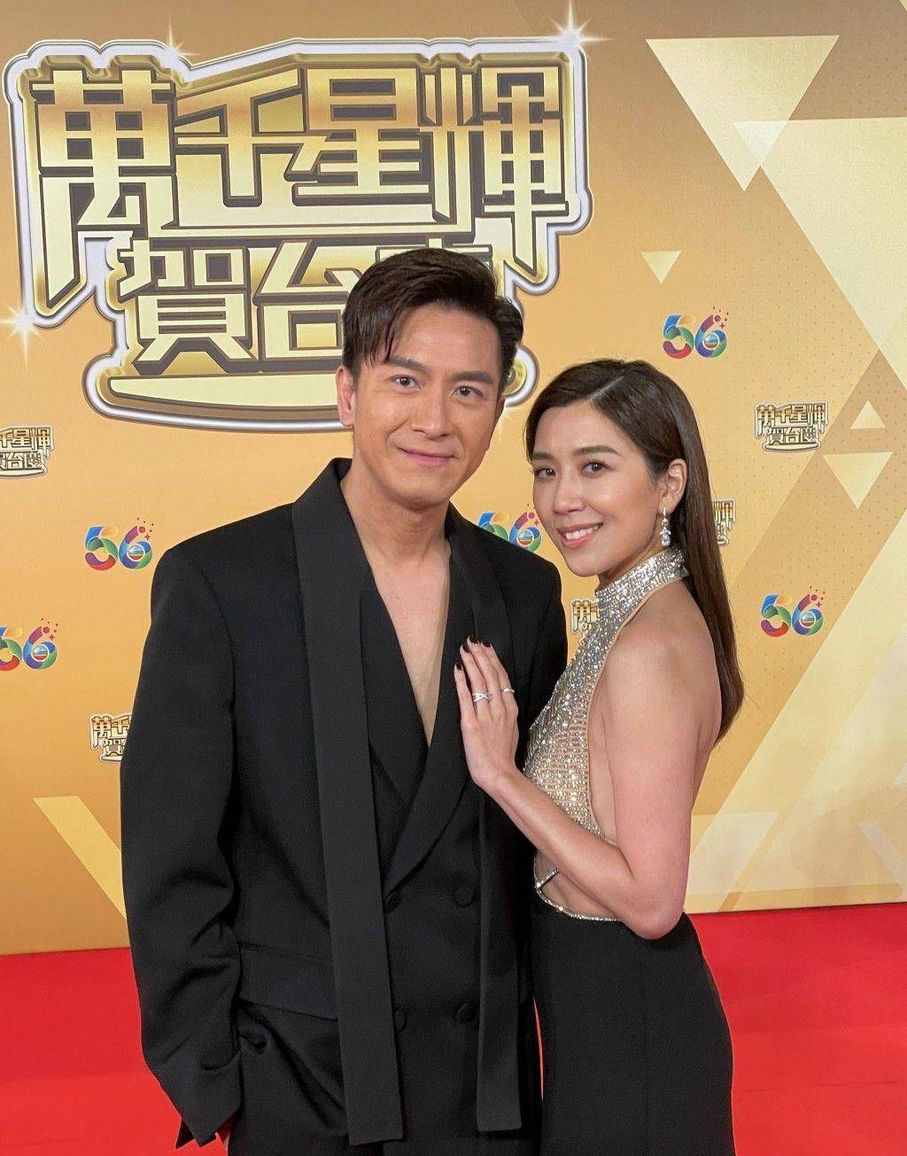 尤其是黄智雯的长相.她身穿银色链条吊带裙,闪烁着某种性感的元素.