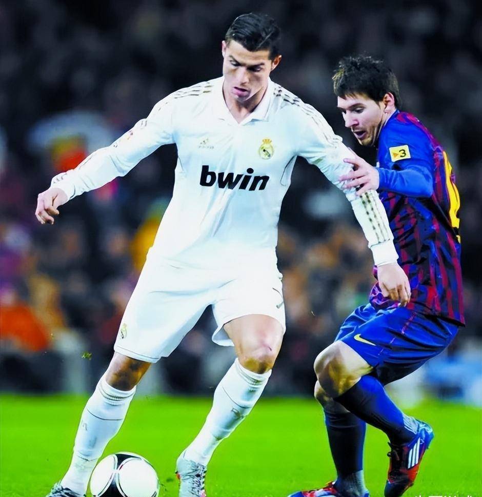 不吹嘘,世界足坛,能称球王的只有2人,超巨也就6人_马拉多纳_梅西_贝利