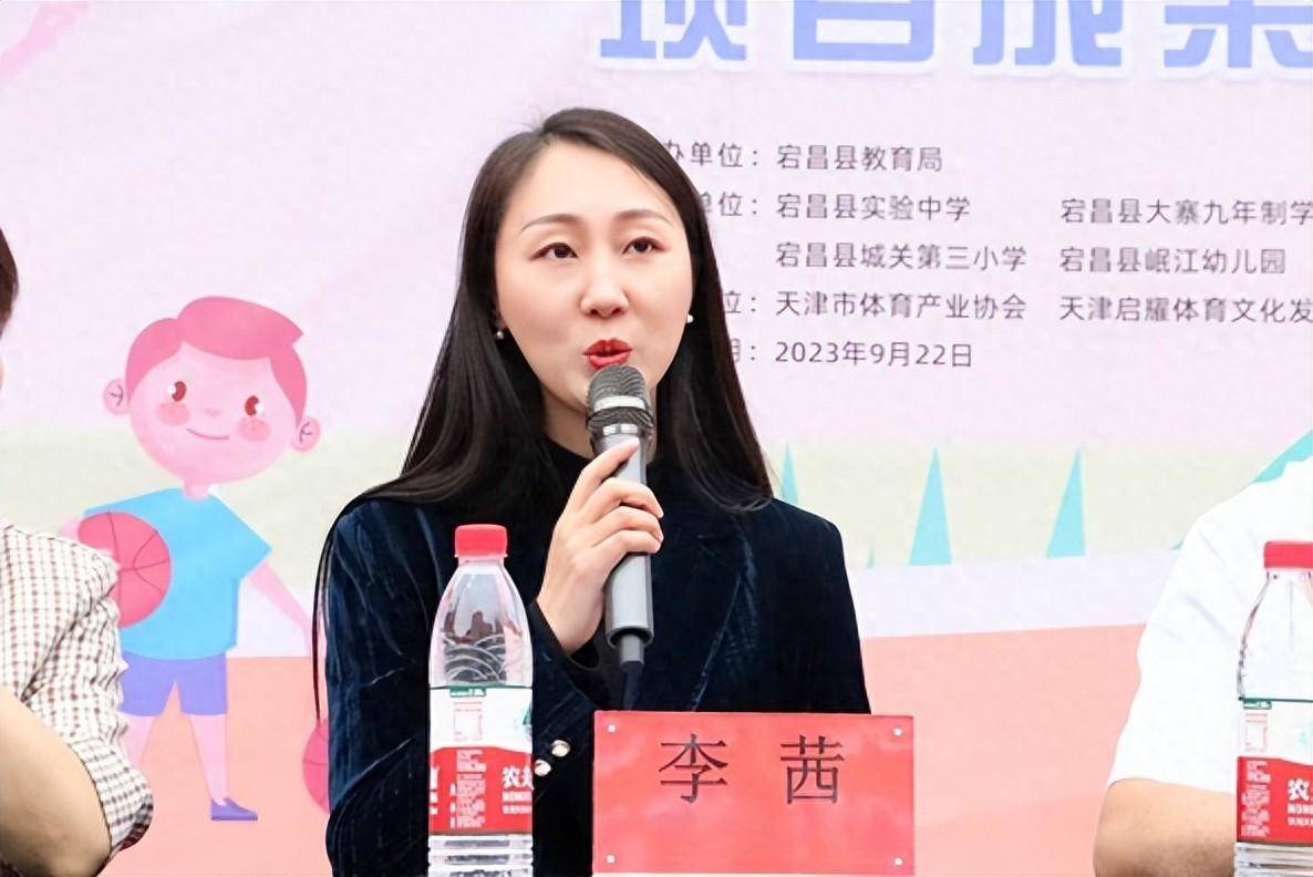 天津启耀体育文化发展有限公司总经理李茜带领天津商企界爱心人士深入