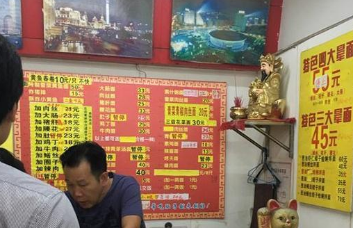 最“毒舌”面馆，老板店内张贴“怼人”标语，生意火爆日赚3万！(图1)